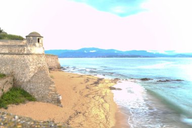 Dağlı sahil manzarası çok güzel.