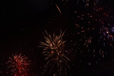 Karanlık gökyüzünde havai fişeklerin görüntüsü