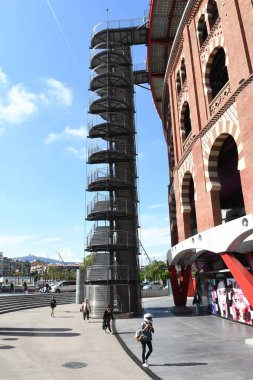 Caddedeki kırmızı kule manzarası