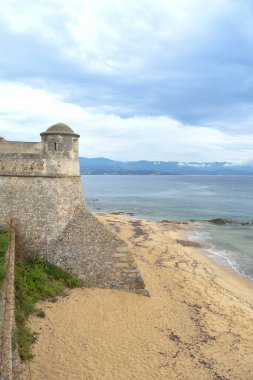 Dağlı sahil manzarası çok güzel.
