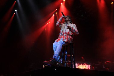 R & B Şarkıcısı Usher 12 Aralık 2014 'te Orlando Florida' daki Amway Center 'da sahne alacak..  