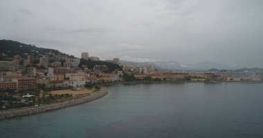 Güzel bir kıyı şeridi manzarası var. 