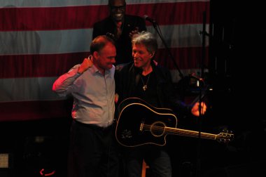 Şarkıcı Jon Bon Jovi, 5 Kasım 2016 'da St. Petersburg Florida' da Devlet Street Theater in Support of HIllary Clinton 'ın Başkan İhalesi' nde sahne alıyor.