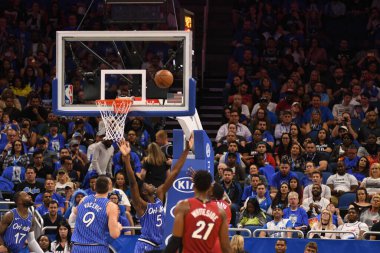 Orlando Magic 17 Ekim 2018 'de Orlando Florida' daki Amway Center 'da Miami Heat' i sunar..