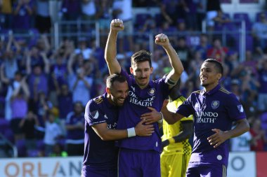 Orlando Magic oyuncusu Fournier, 25 Ekim 2018 tarihinde Orlando Florida 'daki Amway Center' da spor ceketlilere karşı gol atmaya çalıştı..  