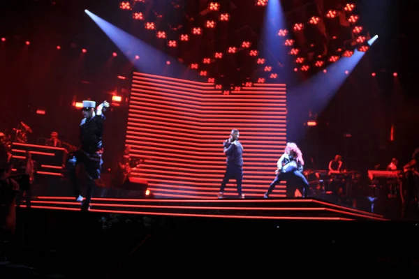 R & B Şarkıcısı Usher 12 Aralık 2014 'te Orlando Florida' daki Amway Center 'da sahne alacak..  