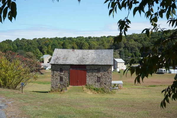 View Old Brick House Meadow — Stock Photo, Image