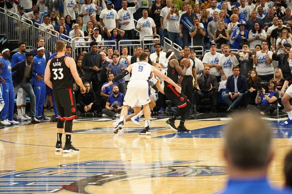 Orlando Magic Empfängt Die Toronto Rapters Während Der Nba Playoff — Stockfoto