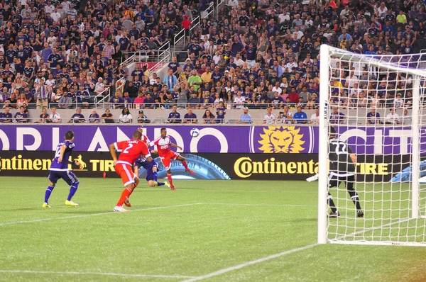 Orlando City SC, 8 Mayıs 2015 'te Florida' daki Kamp Dünyası Stadyumu 'nda Los Angeles Galaksisi' ne ev sahipliği yaptı.. 