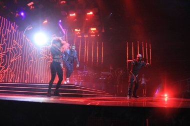 R & B Şarkıcısı Usher 12 Aralık 2014 'te Orlando Florida' daki Amway Center 'da sahne alacak..  