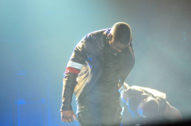 R & B Şarkıcısı Usher 12 Aralık 2014 'te Orlando Florida' daki Amway Center 'da sahne alacak..  