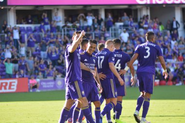 Orlando Magic oyuncusu Fournier, 25 Ekim 2018 tarihinde Orlando Florida 'daki Amway Center' da spor ceketlilere karşı gol atmaya çalıştı..  