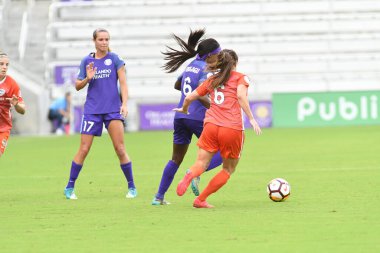 Orlando Pride, 22 Nisan 2018 'de Florida, Orlando' daki Exploria Stadyumu 'nda Houston Dash' e ev sahipliği yaptı.. 
