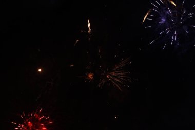 Karanlık gökyüzünde havai fişeklerin görüntüsü