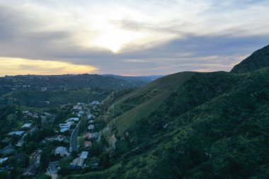 Los Angeles tepelerinin, şehirlerin ve tepeler arasındaki yolların havadan görüntüsü.