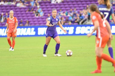 Orlando Pride, 22 Nisan 2018 'de Florida, Orlando' daki Exploria Stadyumu 'nda Houston Dash' e ev sahipliği yaptı..  