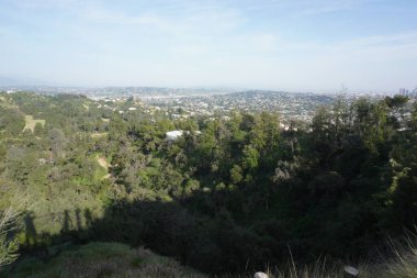 Los Angeles tepelerinin manzarası, tepeler ve şehirler arasındaki yollar.