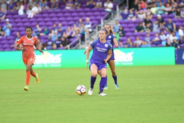 Orlando Pride, 22 Nisan 2018 'de Florida, Orlando' daki Exploria Stadyumu 'nda Houston Dash' e ev sahipliği yaptı..  