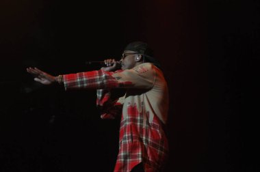 R & B Şarkıcısı Usher 12 Aralık 2015 'te Orlando Florida' daki Amway Center 'da sahne alacak..