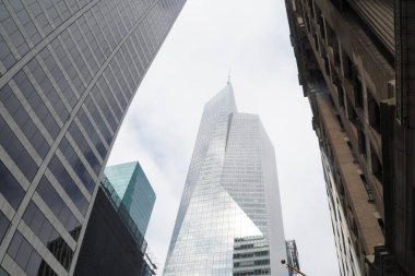 Gökdelenler arasından gökyüzü görüntüsü