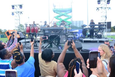 Stevie Wonder, Başkan Barack Obama 'nın 6 Kasım 2016' da Kissimmee Florida 'da başkanlık adaylığını destekleyen mitinginde performans sergiliyor..