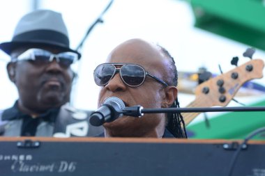 Stevie Wonder, Başkan Barack Obama 'nın 6 Kasım 2016' da Kissimmee Florida 'da başkanlık adaylığını destekleyen mitinginde performans sergiliyor..