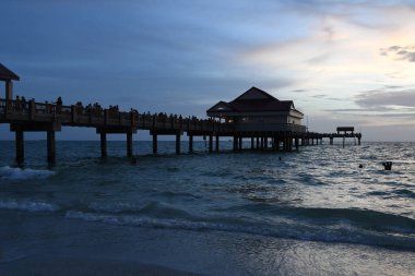 İskeledeki kafenin kumsalından güzel bir manzara. 