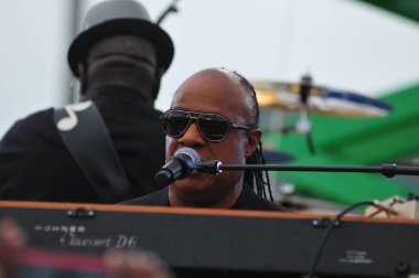Stevie Wonder, Başkan Barack Obama 'nın 6 Kasım 2016' da Kissimmee Florida 'da başkanlık adaylığını destekleyen mitinginde performans sergiliyor..