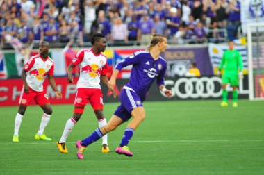 Orlando City SC, 6 Mayıs 2016 'da Orlando Florida' daki Dünya Kampı Stadyumu 'nda New York Red Bulls' a ev sahipliği yaptı..  