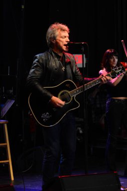 Şarkıcı Jon Bon Jovi, 5 Kasım 2016 'da St. Petersburg Florida' da Devlet Street Theater in Support of HIllary Clinton 'ın Başkan İhalesi' nde sahne alıyor.