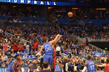 Orlando Magic 17 Ekim 2018 'de Orlando Florida' daki Amway Center 'da Miami Heat' i sunar..  