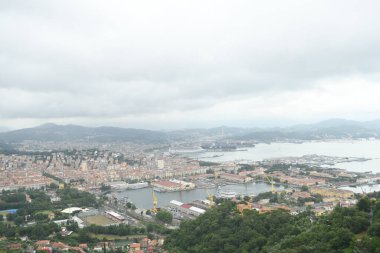 Bir kasabayla sahil şeridinin güzel hava manzarası. 