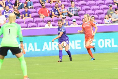 Orlando Pride, 22 Nisan 2018 'de Florida, Orlando' daki Exploria Stadyumu 'nda Houston Dash' e ev sahipliği yaptı.. 