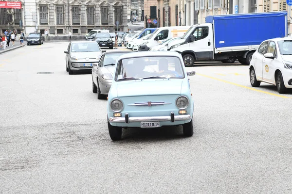 Vista Sulla Vecchia Graziosa Piccola Auto Italiana — Foto Stock