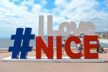 Büyük harflerle bak. Seviyorum. Güzel.