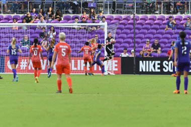 Orlando Pride, 22 Nisan 2018 'de Florida, Orlando' daki Exploria Stadyumu 'nda Houston Dash' e ev sahipliği yaptı..  