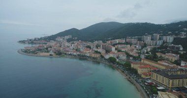 Güzel bir kıyı şeridi manzarası var. 