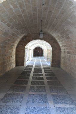 Kalenin kemerleriyle eski koridora bak.