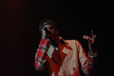 R & B Şarkıcısı Usher 12 Aralık 2015 'te Orlando Florida' daki Amway Center 'da sahne alacak..