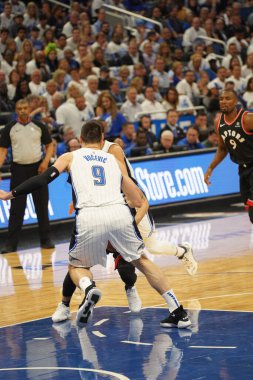 Orlando Magic 19 Nisan 2019 Cuma günü Orlando Florida 'daki Amway Arena' daki NBA Playoff 1 'de Toronto Rapçileri' ne ev sahipliği yapıyor.