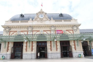 Tren istasyonunun ön yüzünü göster 