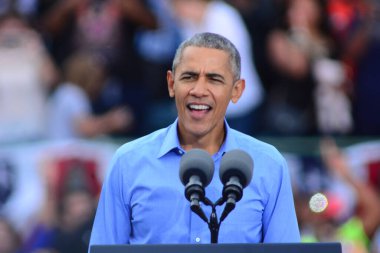 Başkan Barack Obama, Florida Kissimmee 'deki Osceola Heritage Park Stadyumu' nda düzenlenen kampanya mitinginde Demokrat başkan adayı Hillary Clinton 'a seslendi..  