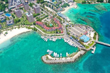 Bir yaz günü Ochos Rios Jamaika 'daki plajların güzel manzarası