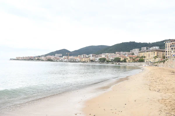 Güzel bir kıyı şeridi manzarası var. 