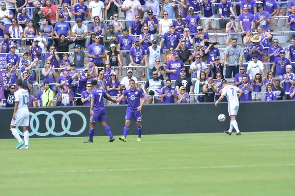 Orlando City 15 Nisan 2017 'de Florida, Orlando' daki Citrus Bowl 'da Los Angeles Galaksisine ev sahipliği yaptı.. 