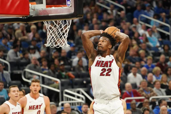 Miami Heat 'ten Jimmy Butler # 22, 1 Şubat 2020 tarihinde Orlando Florida' daki Amway Center 'da smaç basıyor. 