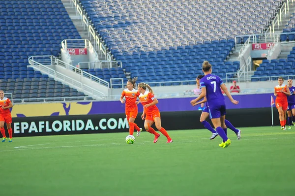 Orlando Pride sunucusu Houston Dash 23 Haziran 2016 'da Orlando Florida' daki Dünya Kampı Stadyumu 'nda..