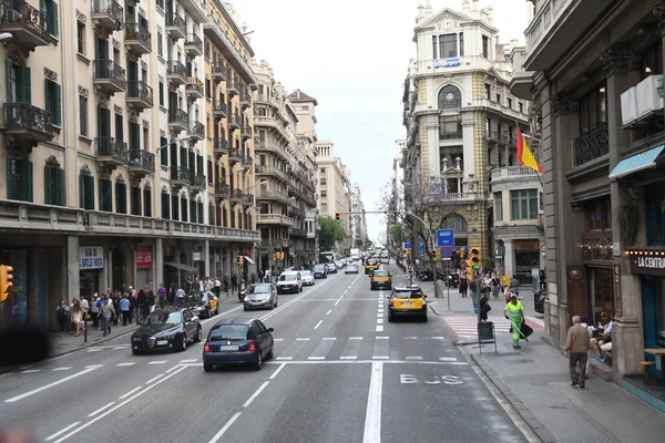 Barcelona şehrinin sokaklarına bakın, binaların dış yüzeyi.