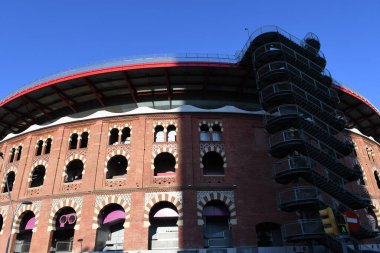 Caddedeki kırmızı kule manzarası