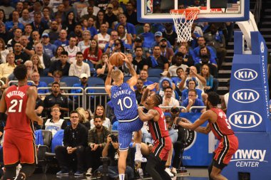 Orlando Magic 17 Ekim 2018 'de Orlando Florida' daki Amway Center 'da Miami Heat' i sunar..  